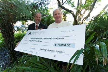 Manukau City Mayor, Len Brown, and Kane Glass from Pohutukawa Coast Community Association get behind the replanting of Whitford Forest. 